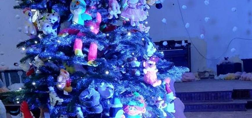 Kalėdų eglutė, papuošta pliušiniais žaislais