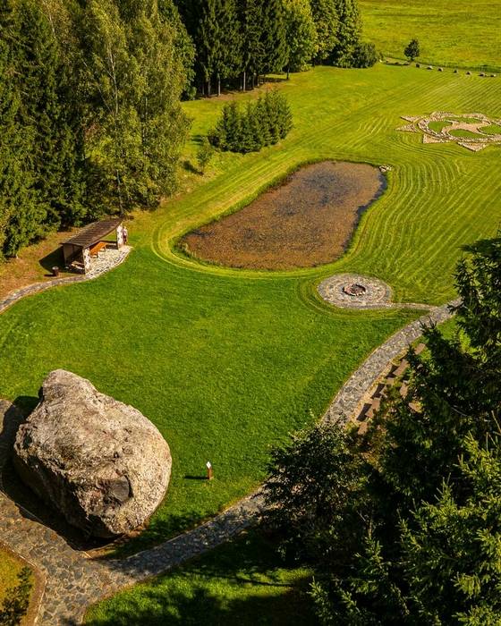 Barstyčių (Puokės) akmuo.Tai didžiausias akmuo Lietuvoje.
