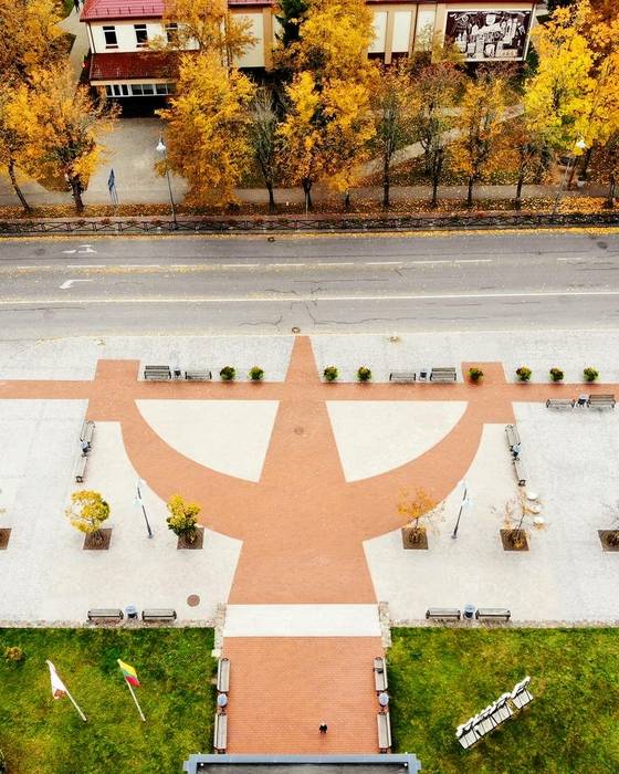 Kuršių segė atvaizduota Skuodo miesto centrinėje aikštėje